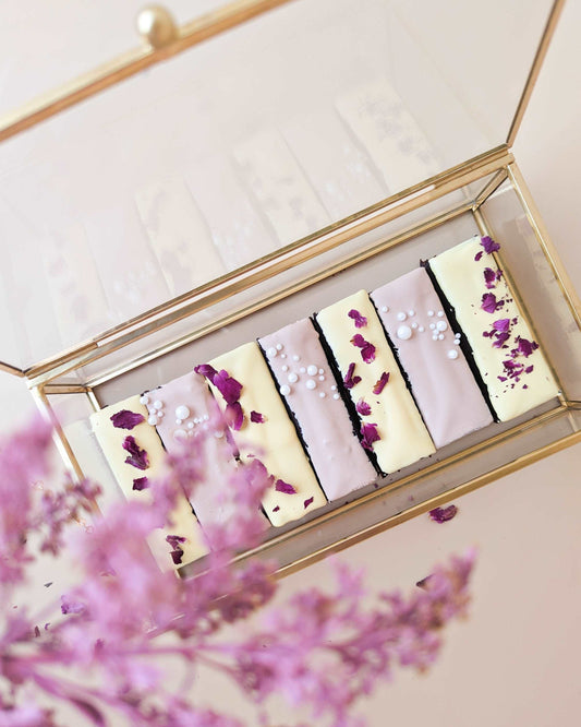 Brownie glass box with lilac petals and pearls decor