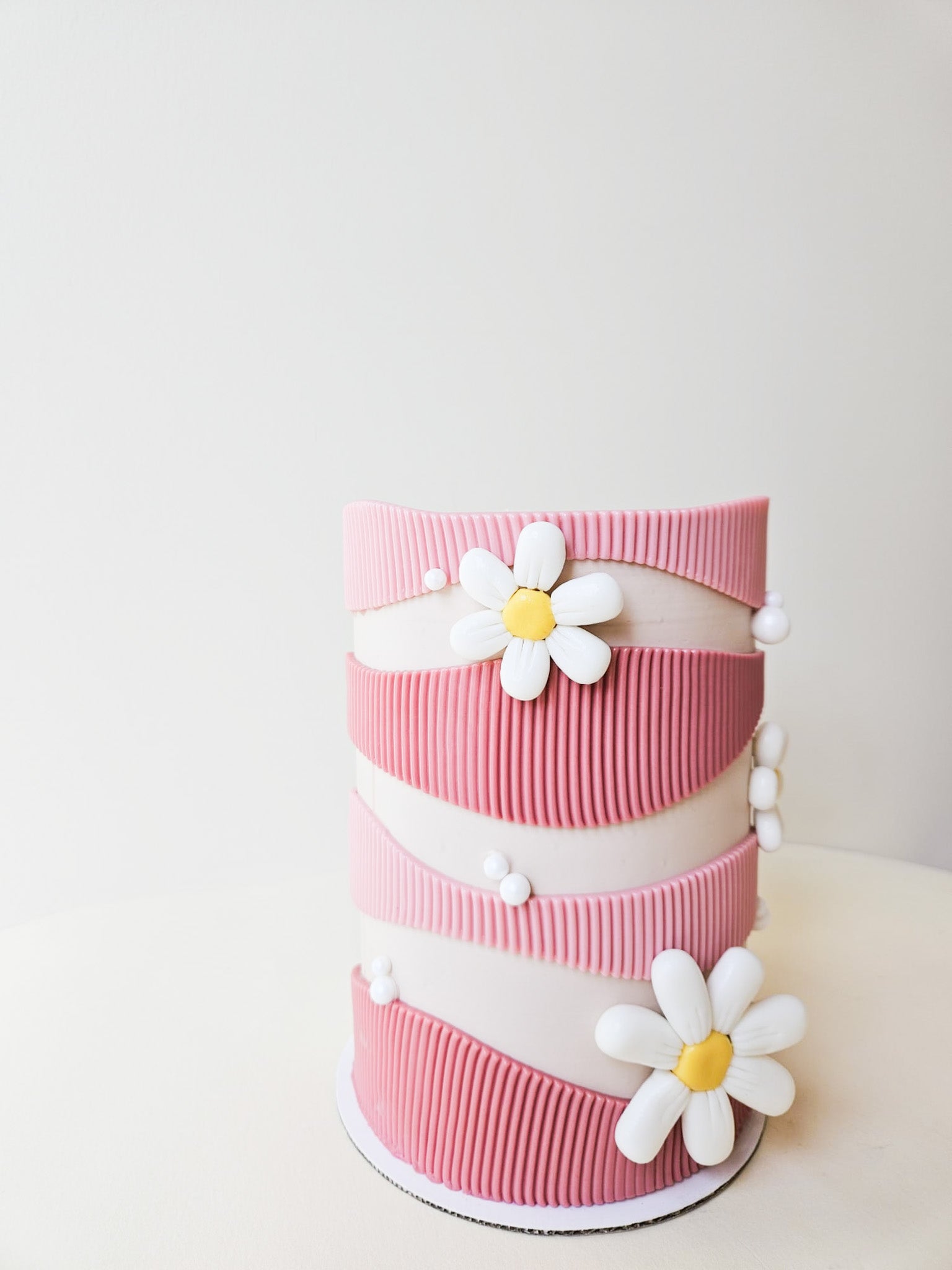 Rose daisy cake with daisies in full bloom